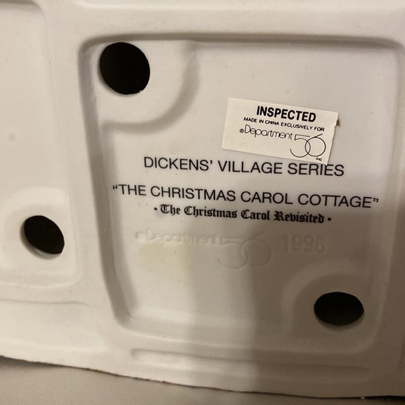 Department 56 “Christmas Carol Cottage” with real Smokey chimney 1996 retired - Picture 5 of 5